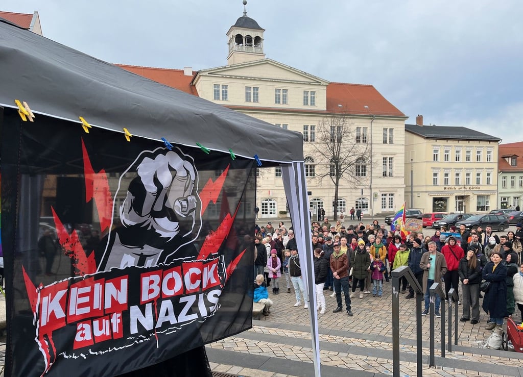 Zur Kundgebung für Vielfalt und Demokratie auf dem Altmarkt in Zeitz kamen einen Tag vor der Bundestagswahl mehr als 130 Teilnehmerinnen und Teilnehmer jeden Alters.