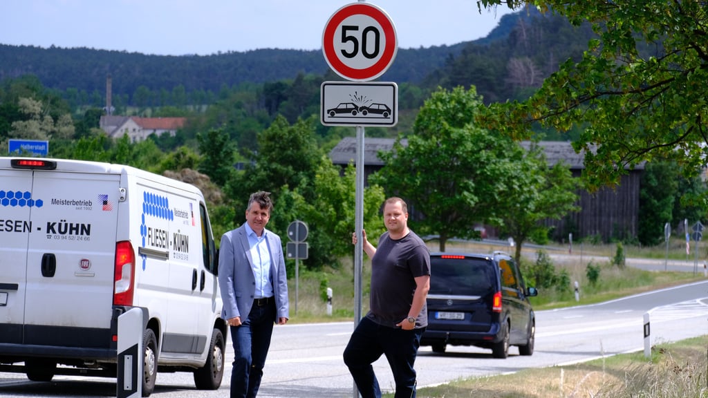 Auch hier hat die ARD gedreht: Landrat Thomas Balcerowski und Denny Behrendt haben dafür gesorgt, dass vom Heimburger Berg bis zum Pfeifenkrug Tempo 50 gilt, um den Unfallschwerpunkt zu entschärfen.