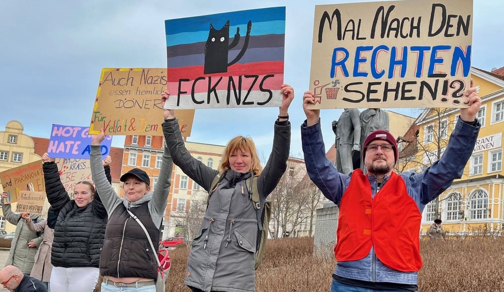 Die Kundgebungsteilnehmerinnen und -teilnehmer hatten viele Plakate und Fahnen dabei.