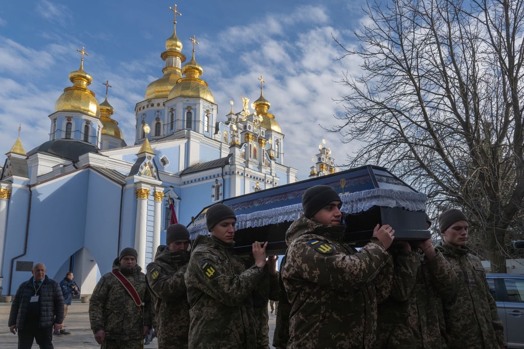 Soldatenbegräbnisse sind für die Ukraine bitterer Alltag geworden. (Archivbild)