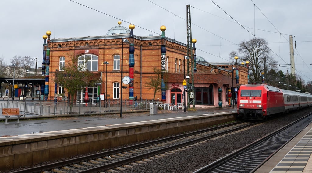 Der Hundertwasser-Bahnhof in Uelzen ist etwas Besonderes, Reisende verweilen gern.