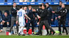 Baris Atik muss sich nach seinem Platzverweis beim Karlsruher SC noch einige Worte von der Trainerbank anhören. FCM-Coach Christian Titz geht dazwischen.