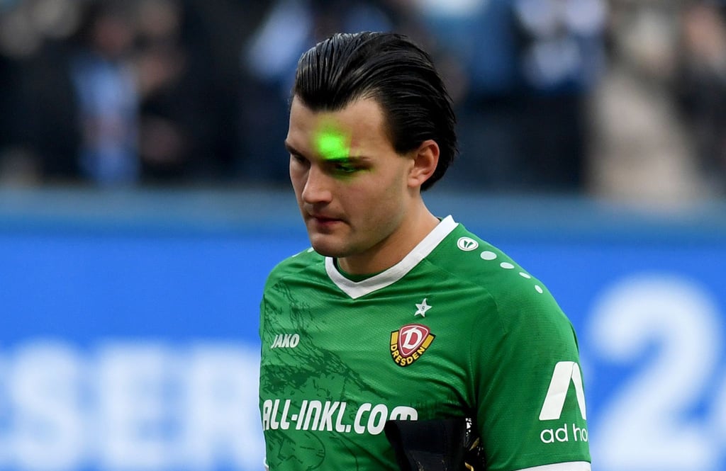 Dynamo-Torhüter Tim Schreiber wird mutmaßlich von einem Laserpointer attackiert
