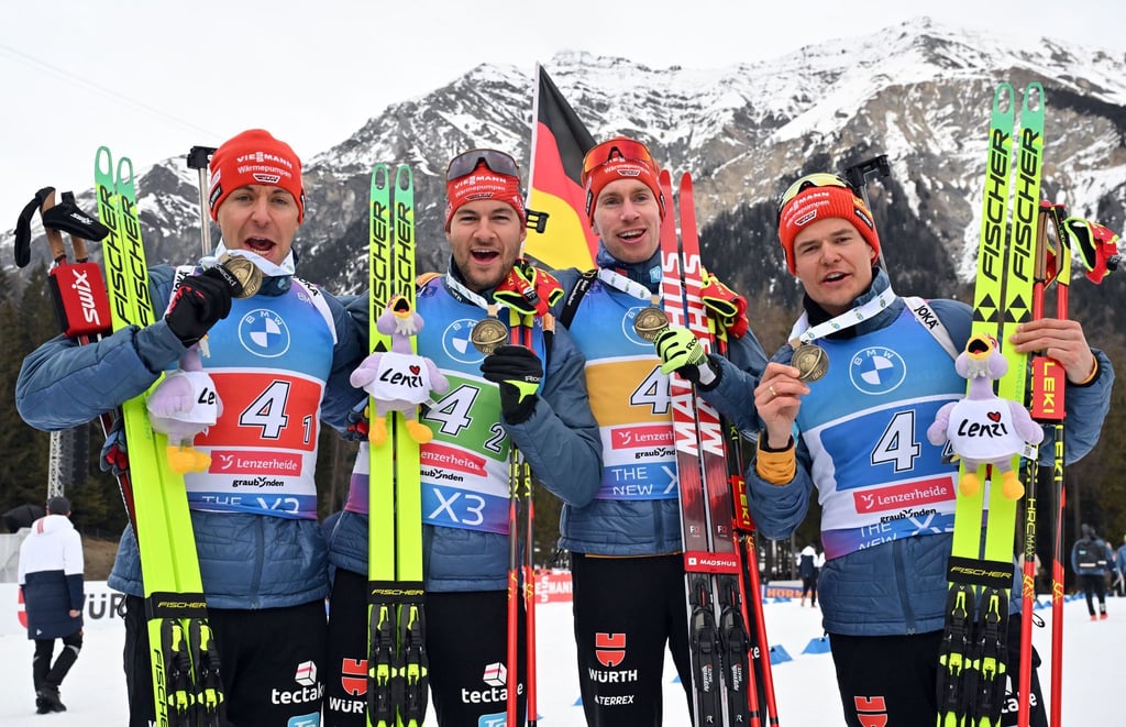 Johannes Kühn (2.v.r.) feiert mit dem deutschen Team Staffel-Bronze.