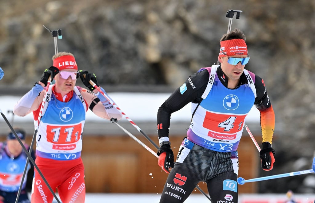 Philipp Nawrath (r) jubelt mit seinem Team über Bronze.