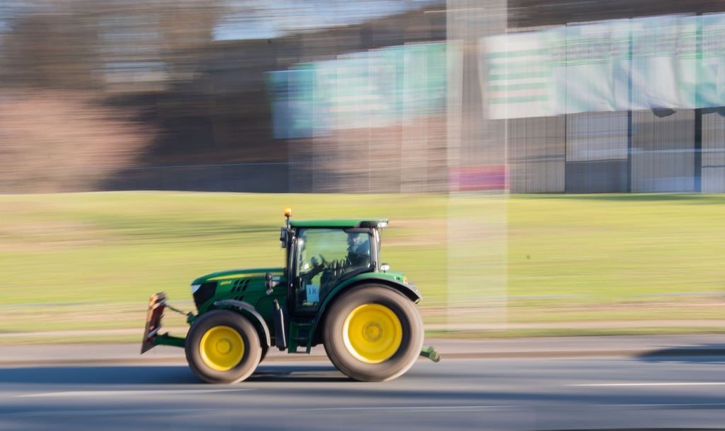 Die Polizei sucht nach dem Unfallwagen und dem Traktor. (Symbolbild)