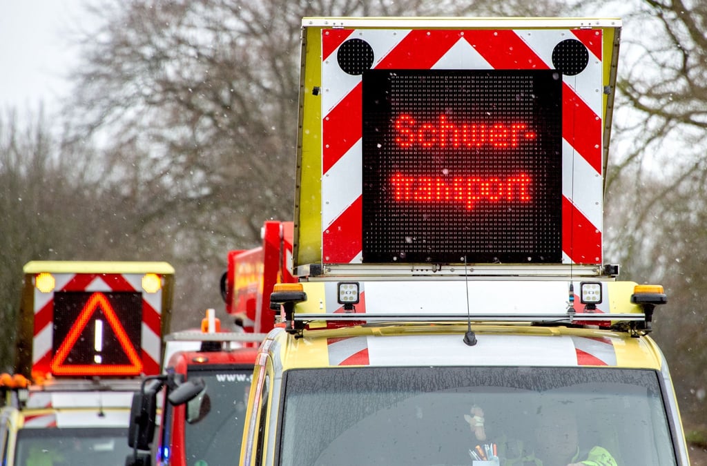 Der Schwertransport blieb in einer Kurve der Ortsdurchfahrt stehen. (Symbolbild)