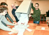 Im Wahllokal im Haldensleber Rathaus wird die Wahlurne ausgeschüttet. In jedem der 14 Wahllokale in Haldensleben halfen acht bis neun Wahlhelfer mit, darunter auch Carola Luther (l.), Ingolf Zander (M.) und Aref Al-Dalos   .