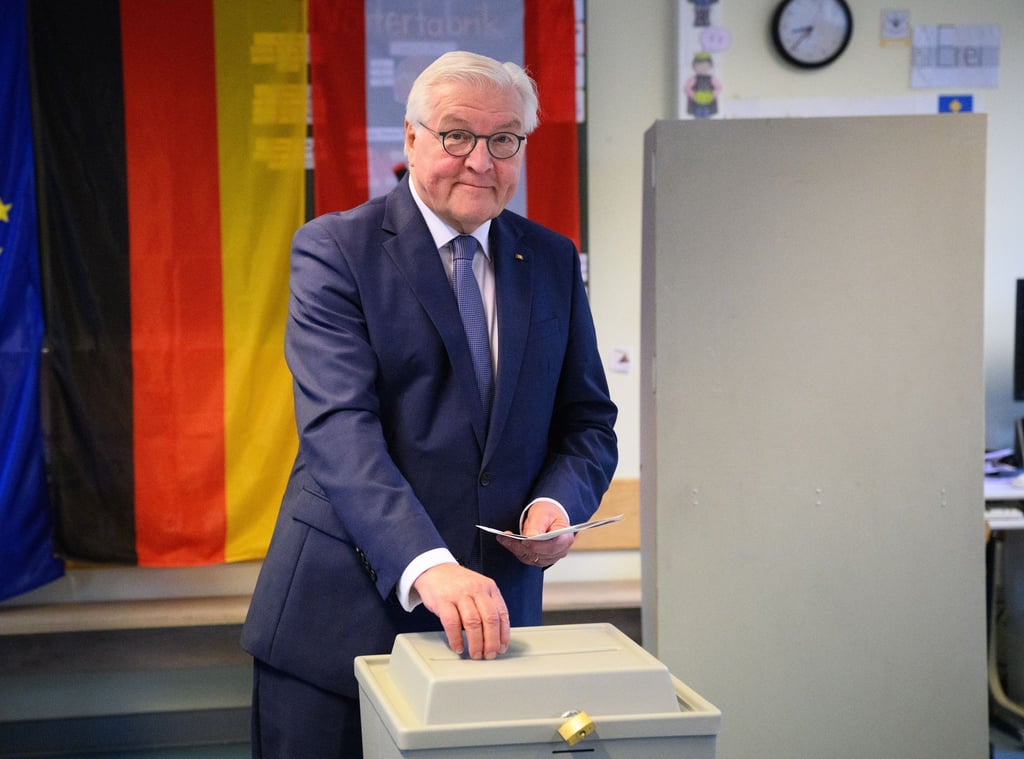 Bundespräsident Frank-Walter Steinmeier gibt in Berlin-Zehlendorf seine Stimme ab.