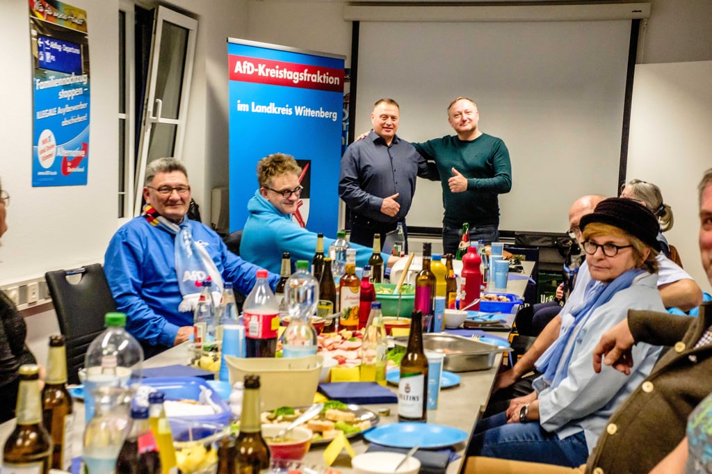 AfD-Direktkandidat Volker Scheurell (hinten links) feiert mit Parteifreunden in Wittenberg den Sieg über den CDU-Kandidaten Sepp Müller bei der Bundestagswahl 2025 im Wahlkreis 70. 