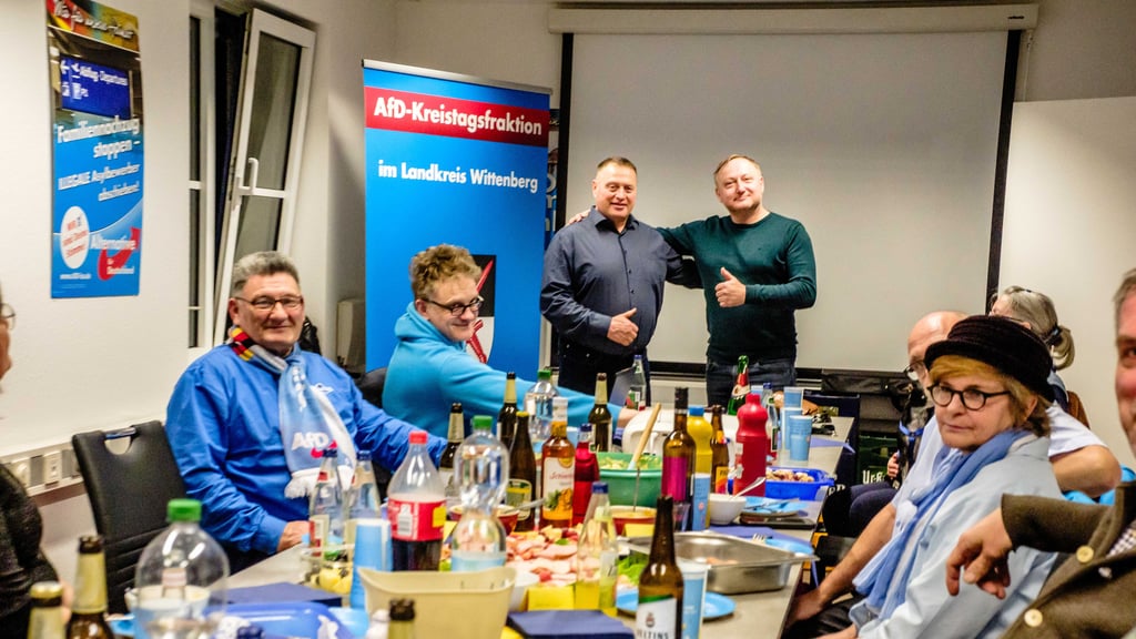 AfD-Direktkandidat Volker Scheurell (hinten links) feiert mit Parteifreunden in Wittenberg den Sieg über den CDU-Kandidaten Sepp Müller bei der Bundestagswahl 2025 im Wahlkreis 70. 