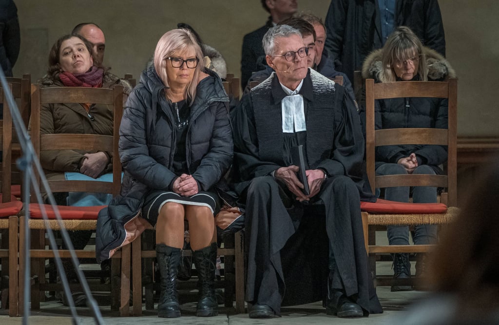 Domprediger Jörg-Uhle Wettler sitzt mit Oberbürgermeistern Simone Borris (parteilos) beim Trauergottesdienst im Magdeburger Dom am Tag nach dem furchtbaren Anschlag.