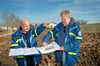 Maik Beyerlein (l.) und  Olaf Hartwig Tewes auf der Fläche am Hohen Stein, wo ab Ende März das neue Naumburger THW-Domizil gebaut wird. 