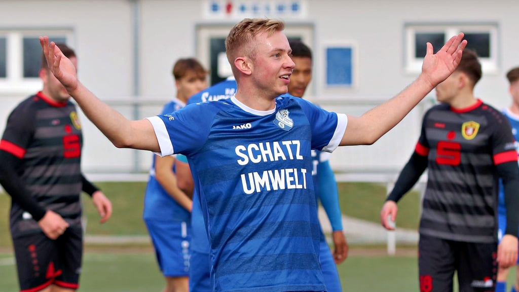 Eric Hildebrandt vom VfB Sangerhausen kann es nicht fassen. Trotz guter Leistung verlieren die Rosenstädter 1:3 zu Hause gegen Lok Stendal.