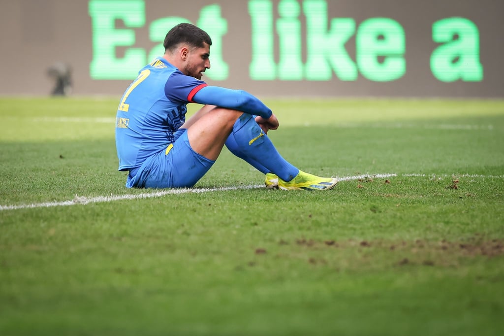 Fabio Di Michele Sanchez von Braunschweig sitzt nach dem Fürther Treffer zum 3:0 auf dem Rasen.