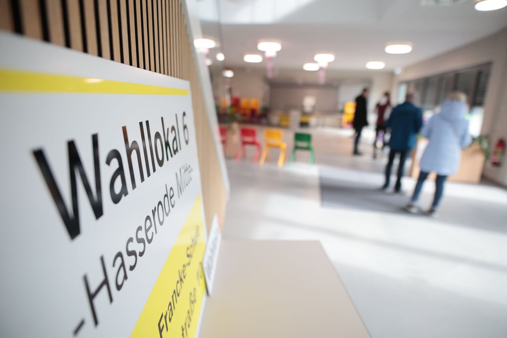 Ein Wahllokal in Hasserode (Harz). Die AfD wird in Sachsen-Anhalt deutlich stärkste Kraft. Vor allem die SPD stürzt ab. 