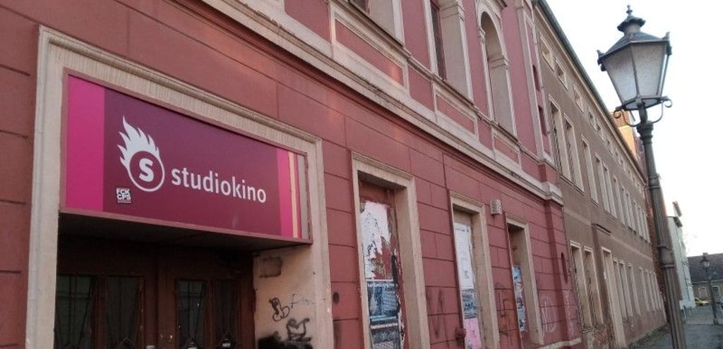 Blick auf den Eingang des Studiokinos in Magdeburg.