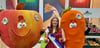 Bollenkönigin Hannah posiert hier mit Apfel und Möhre am Stand des Zwiebelkontors auf der Berliner Messe.