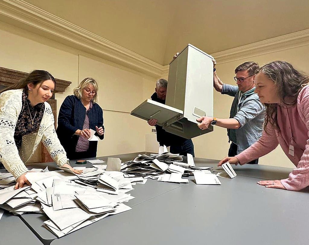 Kurz nach 18 Uhr in allen Wahllokalen das gleiche Bild: Die Stimmen werden ausgezählt.