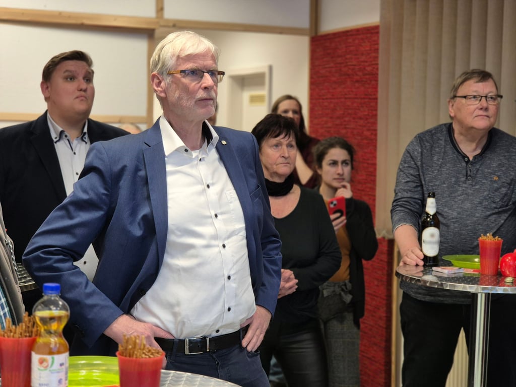 Herbert Wollmann, Direktkandidat der SPD, verfolgt im Wahlkreisbüro der Sozialdemokraten im Schadewachten in Stendal am Sonntagabend die Ausspielung der ersten Wahlergebnisse.