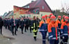 Feuerwehrkameraden, Nachwuchsbrandschützer und Vertreter aus Stadt und Land ziehen mit Musik und einer Fahrzeugpräsentation von Kleinleitzkau nach Garitz.