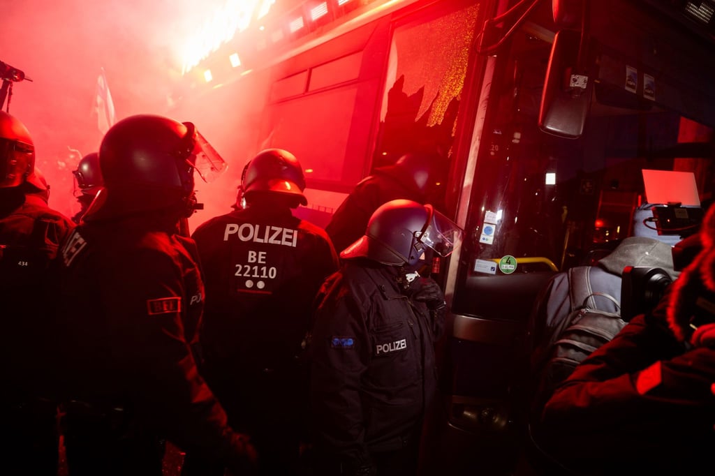 Polizisten brechen bei einer Demonstration vor der Bundesgeschäftsstelle der AfD einen Bus auf.