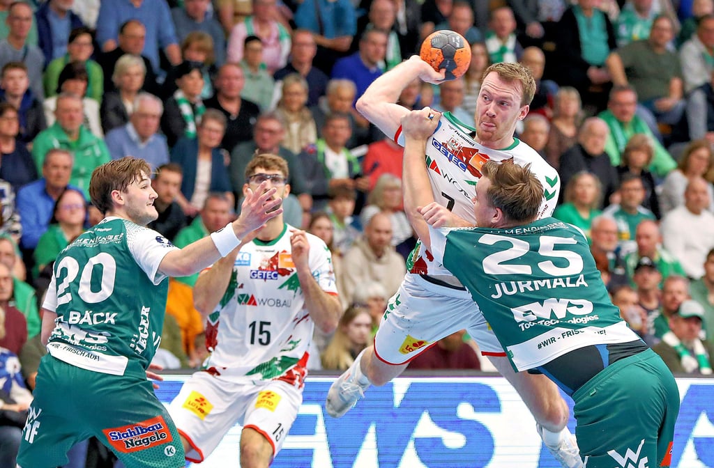 Felix Claar (am Ball) war von Göppingen kaum zu stoppen und mit sieben Toren bester Werfer des SCM.