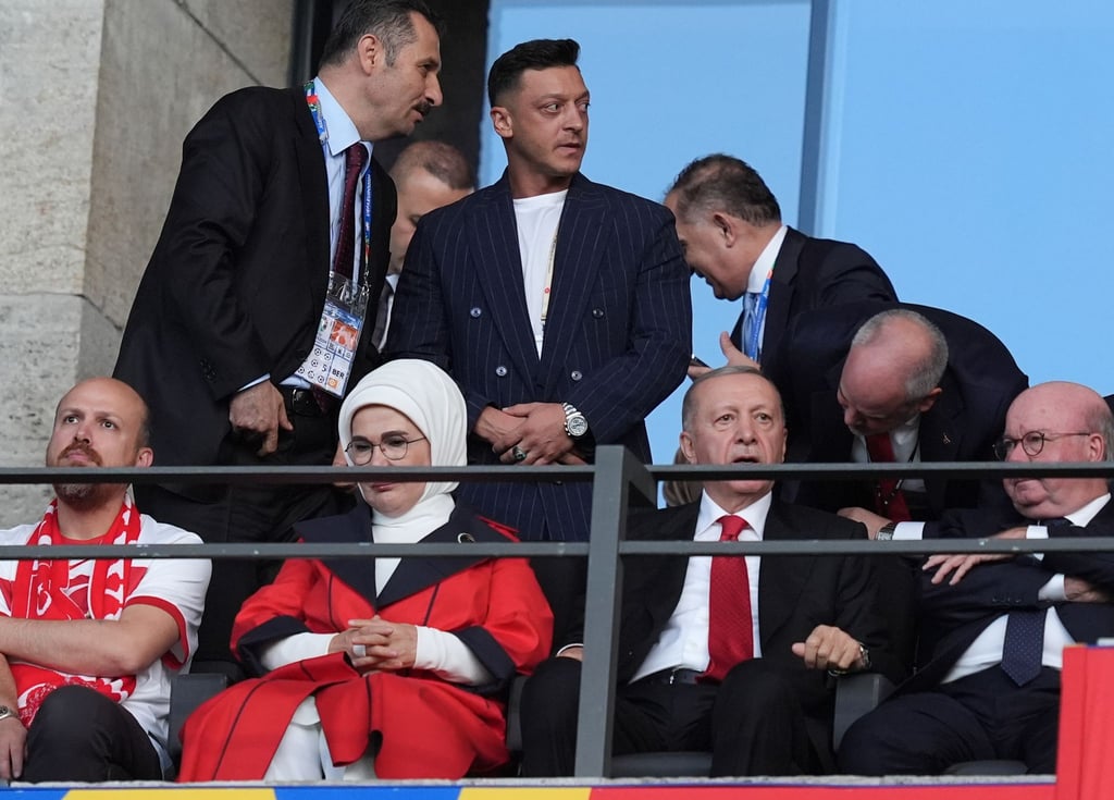 Mesut Özil (M) mit dem türkischen Präsidenten Recep Tayyip Erdogan (vorne 2.v.r) beim EM-Spiel Niederlande-Türkei 2024.