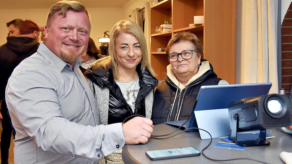 Thomas Korell, Ehefrau Susann und Mutter Monika Korell verfolgten bei der Wahlparty in Klötze begeistert die ersten Hochrechnungen.