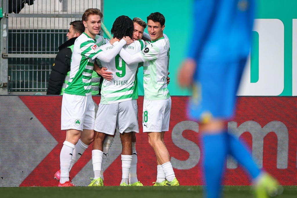 Die Fürther um Torschütze Noel Futkeu (2.v.l.) jubeln über den Treffer zum 1:0.