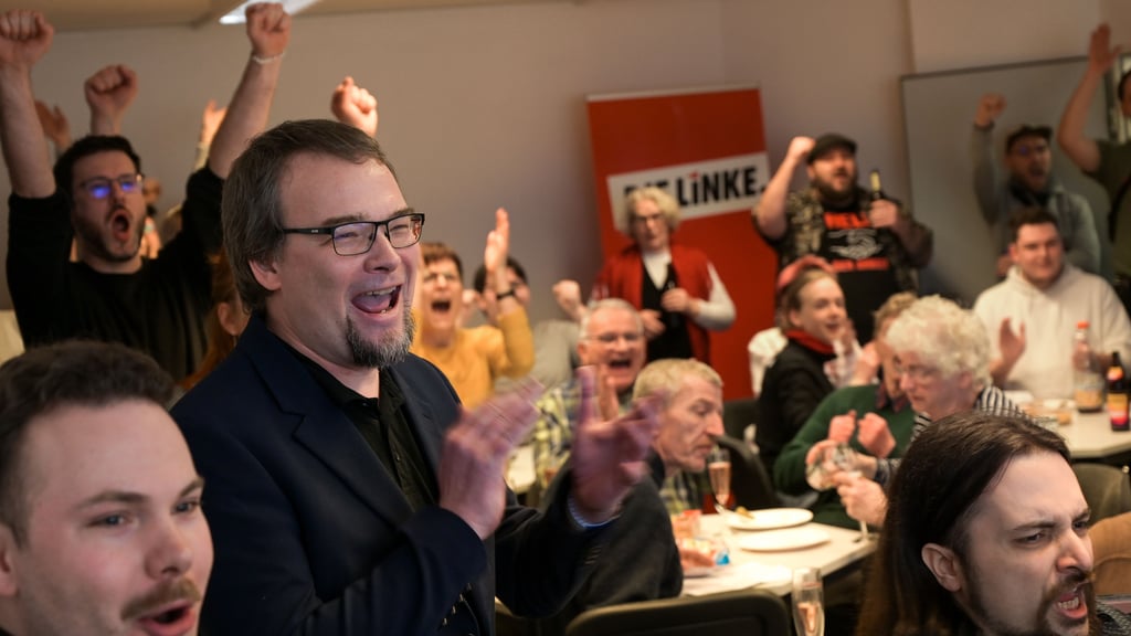 Einzug in den Bundestag sicher geschafft: Dennis Jannack, Direktkandidat im Wahlkreis 69 - Magdeburg, jubelt auf der Wahlparty seiner Partei "Die Linke" über das Ergebnis der Bundestagswahl.&nbsp;