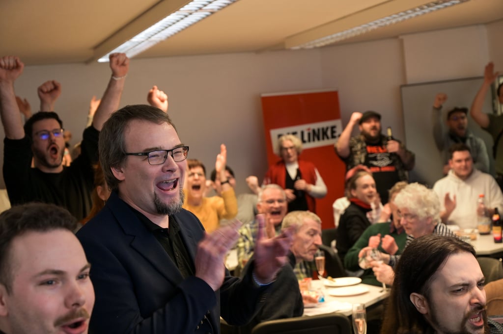 Dennis Jannack, Direktkandidat im Wahlkreis 69 - Magdeburg, jubelt auf der Wahlparty seiner Partei Die Linke.