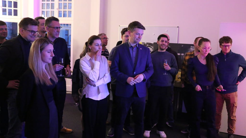 Geknickte Stimmung bei der FDP bei der Bundestagswahl. Die FDP blickt in Magdeburg um 18 Uhr auf eine 4,9-Prozent-Prognose.