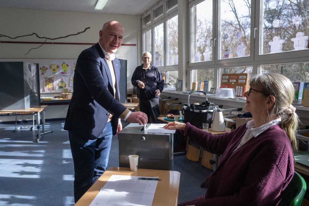 Berlins Regierender Bürgermeister gibt in Berlin-Kladow seine Stimme zur Bundestagswahl ab.
