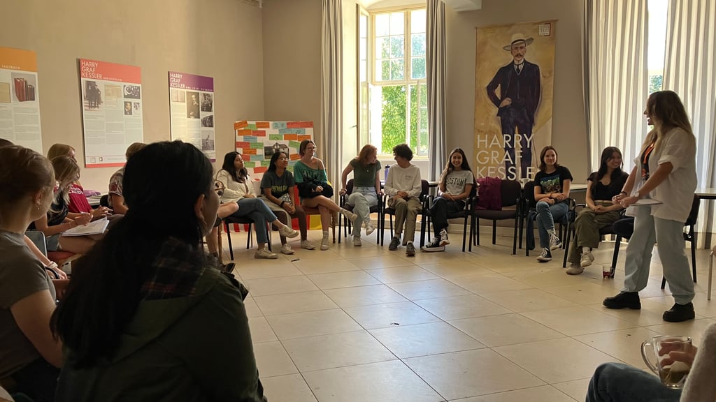 Beim Sprachcamp 2024: Koordinatorin Josie Paech spricht mit einer Gruppe junger Amerikaner über Vorurteile. Sind die Deutschen wirklich ernst und streng, schnell auf der Autobahn unterwegs und immer pünktlich?