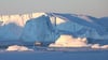 Ein Schiff mit Touristen fährt im Ilulissat-Eisfjord im Westen von Grönland an Eisbergen vorbei.