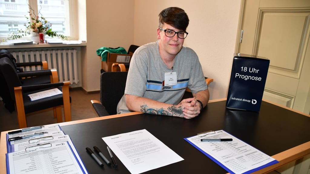 Auch dank ihr gibt esBundestagswahl-Zahlen aktuell ab 18 Uhr: Für die Wahlprognose von Infratest dimap und ARD hat Susi Schache im Rathaus in Havelberg Wähler nach ihrer Stimmabgabe befragt.