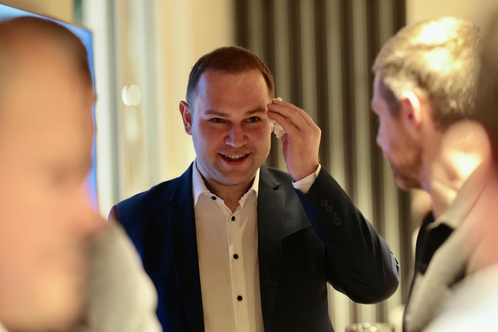 Schweiß abwischen: Artjom Puschs Hoffnung auf den Gewinn des Direktmandats war schon kurz nach 18 Uhr dahin. Wir hätten hier übrigens gern ein Bild von der Wahlparty der AfD gezeigt, aber es wurde uns verwehrt.