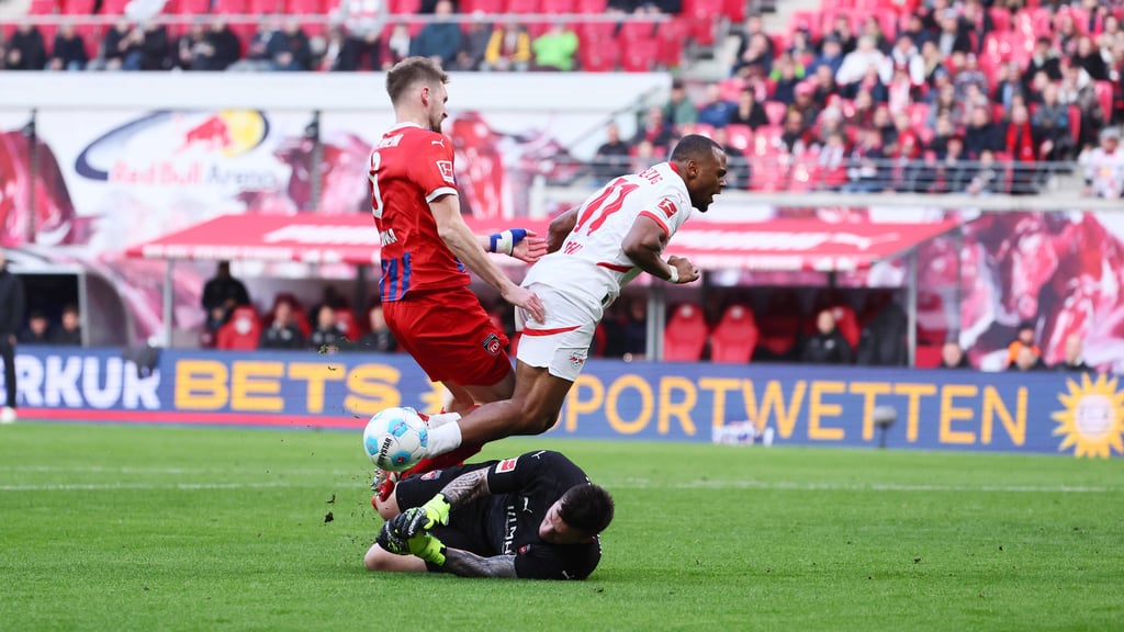 RB-Stürmer Lois Openda musste beim 2:2 gegen Heidenheim gut was wegstecken.