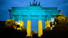 Das Brandenburger Tor in Berlin wird in den ukrainischen Nationalfarben angestrahlt.