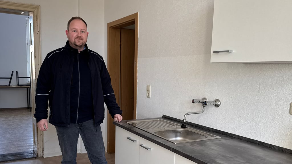 Fabian Säuberlich vom Ordnungsamt Stendal zeigt eine Gemeinschaftsküche in der Obdachlosenunterkunft Stendal.