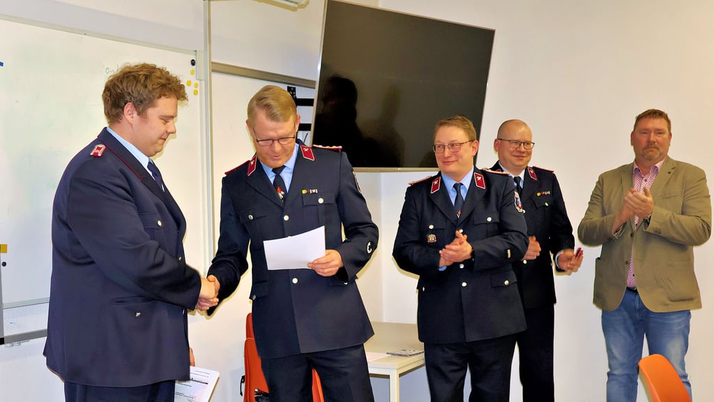 Michael Kronefeld (von links) wird in Sandau bei der Jahreshauptversammlung von Wehrleiter Alexander Bahr und dessen Stellvertreter Martin Oelsner geehrt. Dabei sind auch Thomas Vietzke, stellvertretender Verbandsgemeindewehrleiter, und Ulf Wabbel, stellvertretender Bürgermeister der Verbandsgemeinde.