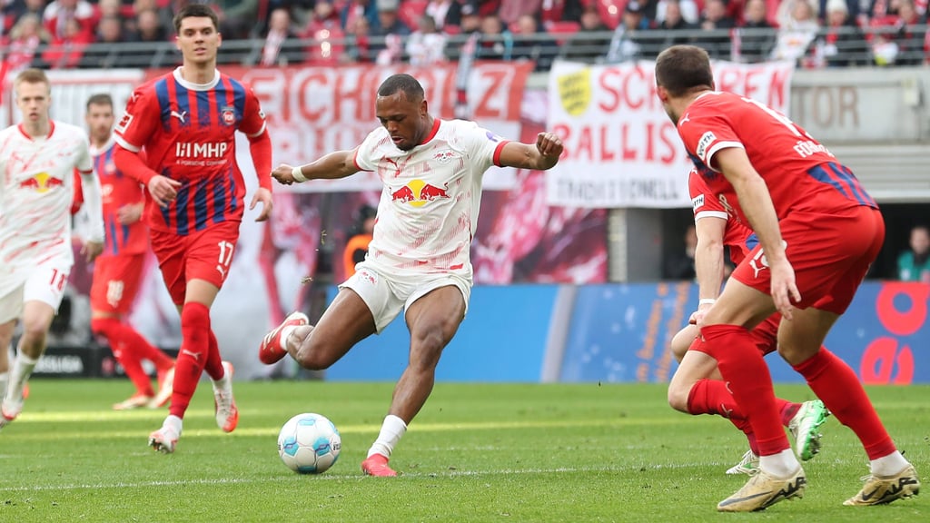 Lois Openda beim Torschuss.