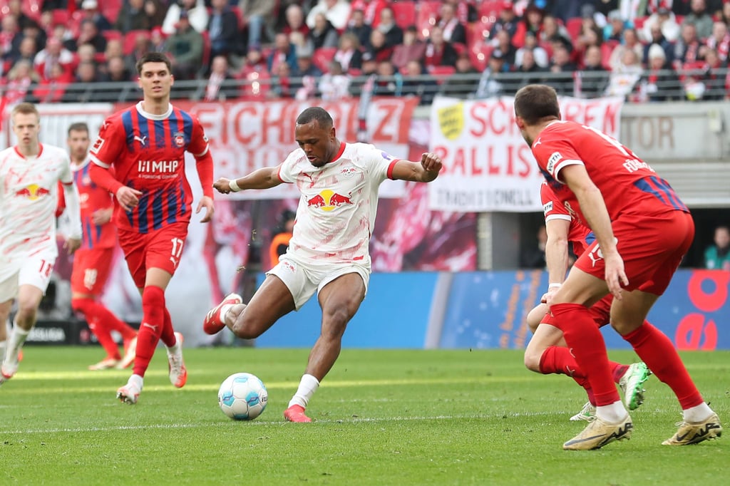 Lois Openda beim Torschuss.