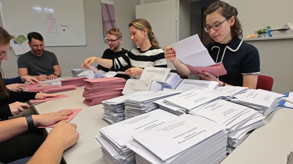 42.200 Wahlberechtigte hatten im Landkreis Harz Briefwahlunterlagen beantragt. Ausgezählt wurden die Stimmzettel im Wahlbüro des Landkreises.