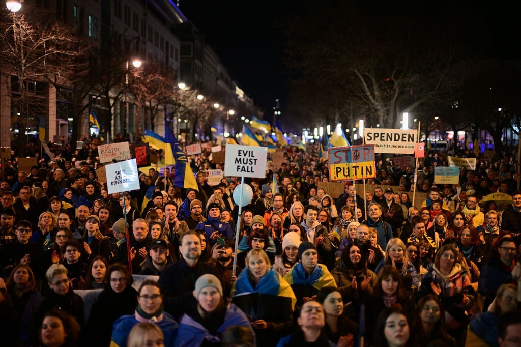 Mehr als tausend Menschen demonstrieren am Brandenburger Tor gegen den russischen Krieg.