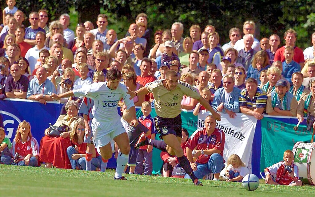 Über 6000 Zuschauer sahen 2024 den großen FC Bayern München im Piesteritzer Volkspark. Suf dem Platz standen Stars wie Oliver Kahn oder hier im Bild Sebastian Deisler.