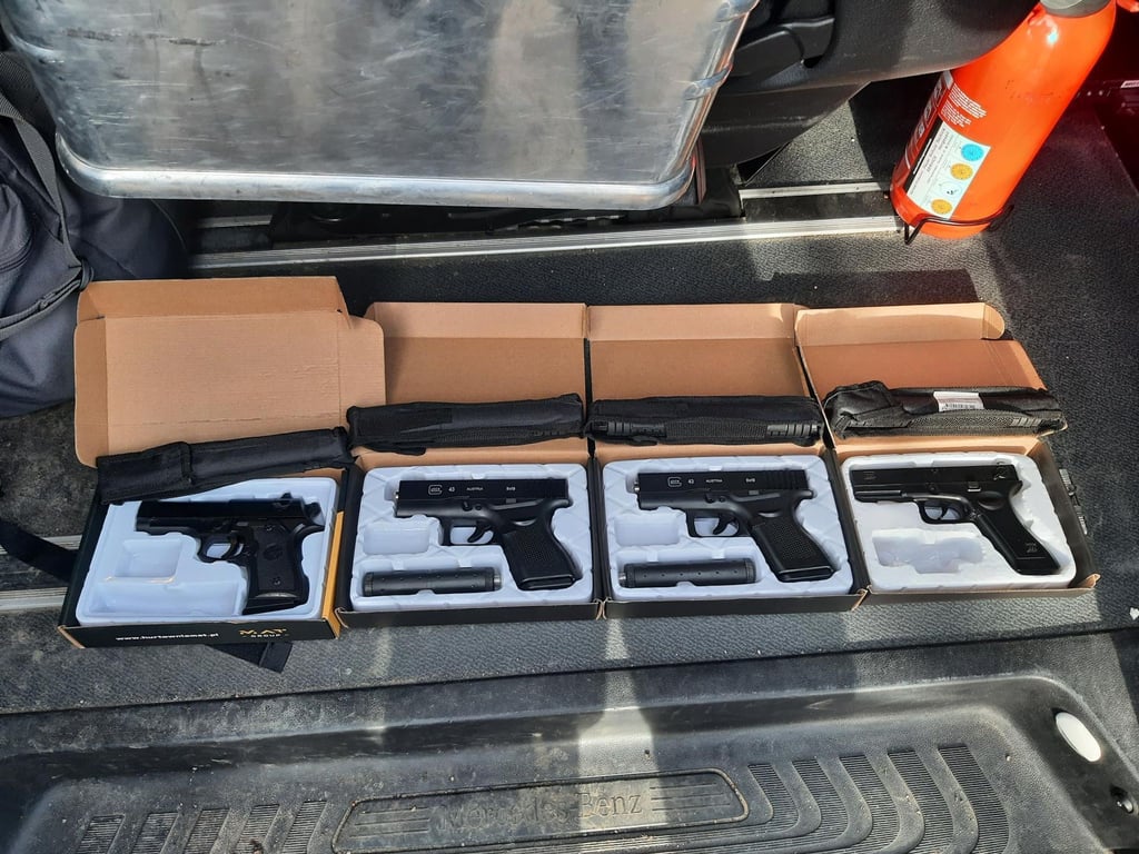 Die Jugendlichen hatten unter anderem mehrere Schreckschusswaffen samt Munition dabei (Handout)