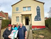 Claudia Elze (l.) übergibt einen Handtuchspender als Geschenk für das Gemeindezentrum an Ortsbürgermeister Hans-Jürgen Präßler (r.) sowie Christine und Mario Fessel vom Heimatverein. 