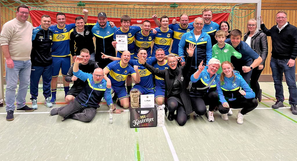 Die Müchelner Spieler feierten mit ihren Betreuern und Fans den Turniersieg beim WBQ-Cup in Querfurt. Links: Schirmherr Andreas Nette, Querfurters Bürgermeister. Rechts: WBQ-Geschäftsführer Daniel Baumgarten.